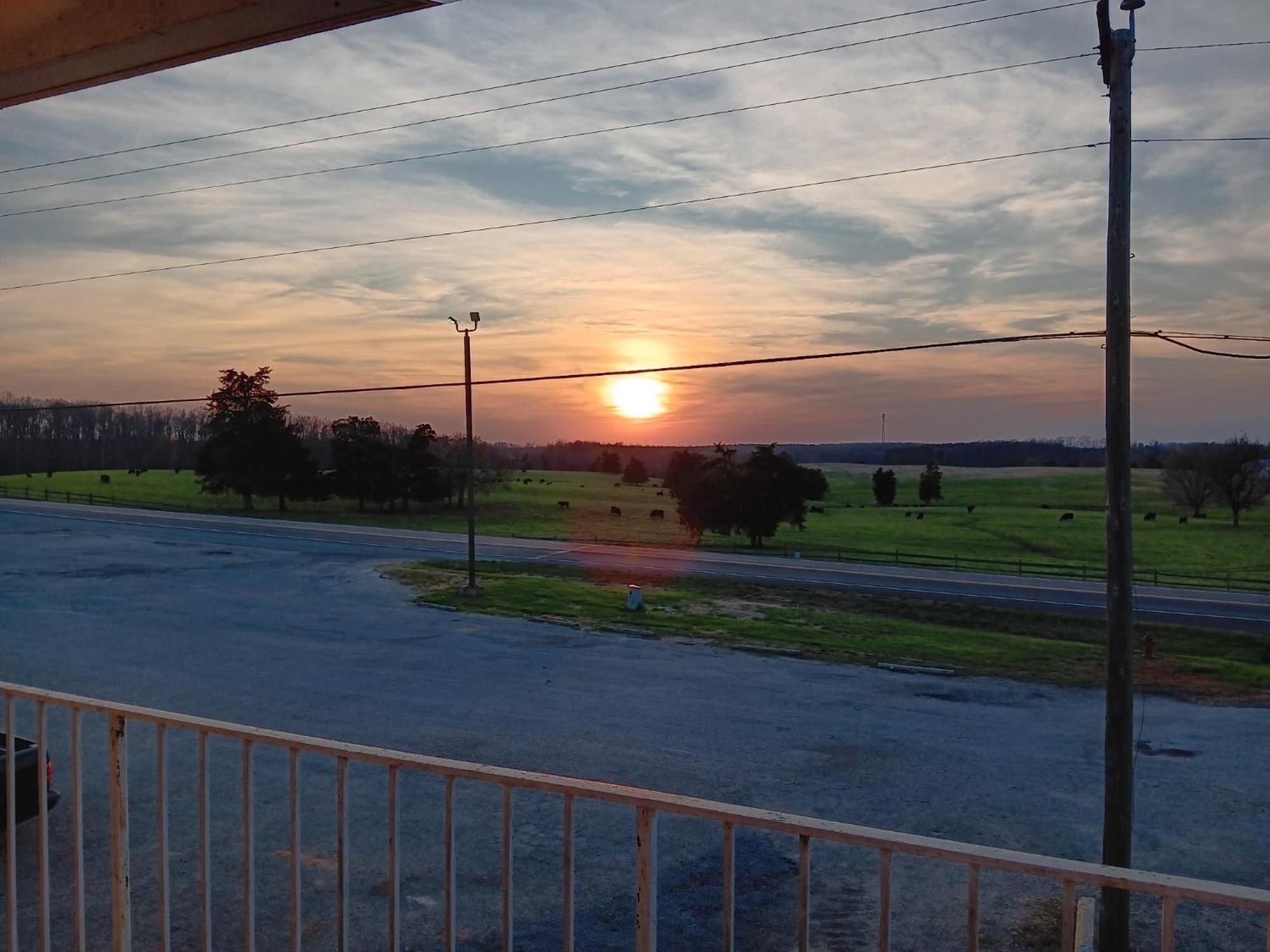 Oyo Sheldon'S Motel And Restaurant Keysville Exterior foto